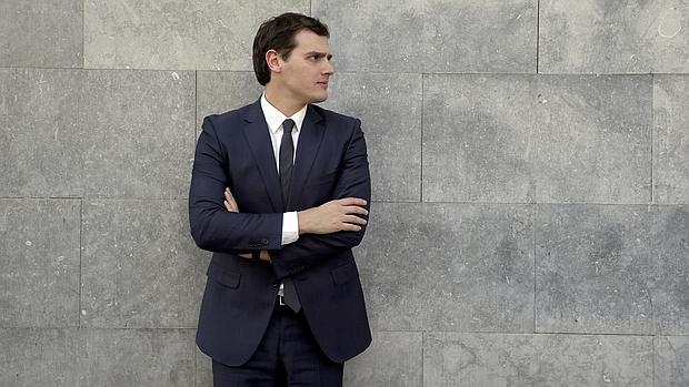 El líder de Ciudadanos, Albert Rivera, posa durante su entrevista con Efe