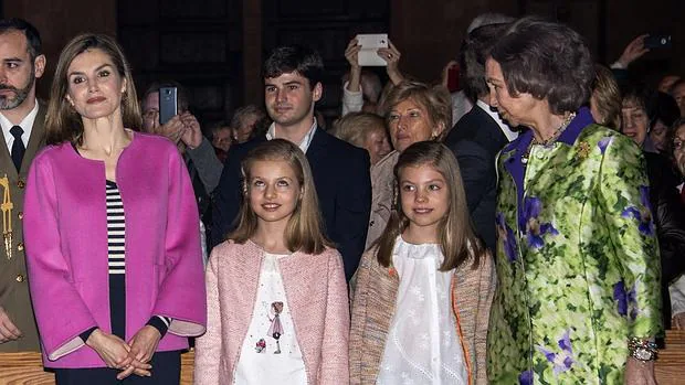 La reina Letizia, sus hijas, la princesa Leonor (2i) y la infanta Sofía (2d), y la reina Sofía (d), asisten a la misa del Domingo de Resurrección en la catedral de Palma