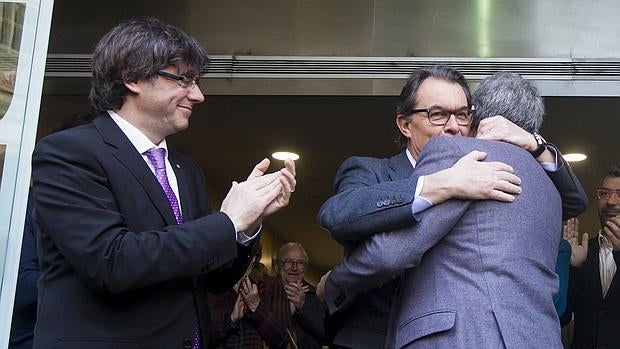 Homs abraza a Mas en presencia de Puigdemont tras declarar voluntariamente por el 9-N