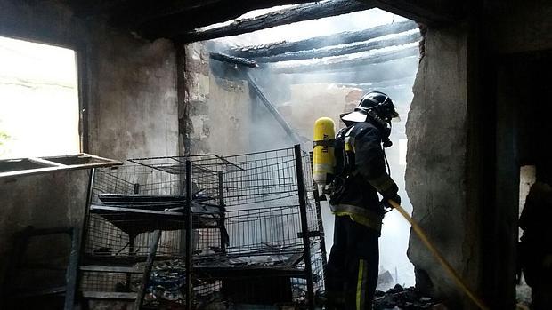 Dos dotaciones de bomberos intervinieron para extinguir el incendio