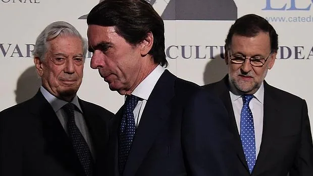 Vargas Llosa, Aznar y Rajoy durante la inauguración del seminario internacional del Nobel de Literatura