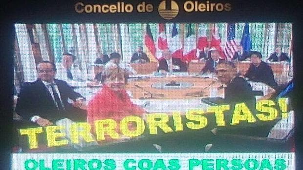 Una de las imágenes de los paneles informativos de Oleiros califica de «terroristas» a líderes occidentales