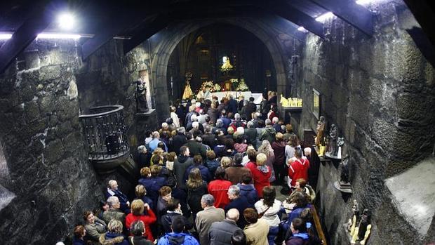 Cientos de personas participaron ayer en la romería de Nuestra Señora del Nordés, que se celebra en uno de los puntos más altos de Ferrol, la capilla de la Virgen de Chamorro