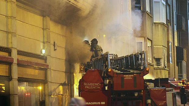 Los bomberos tratan de apagar las llamas en el establecimiento