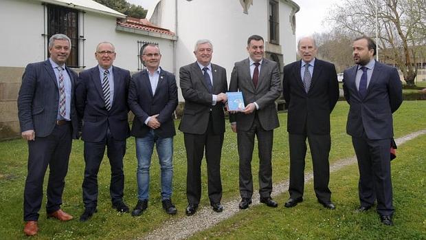 Román Rodríguez, Rafael Cuiña, Xan Duro y Juan Viaño, durante la presentación del facsímil