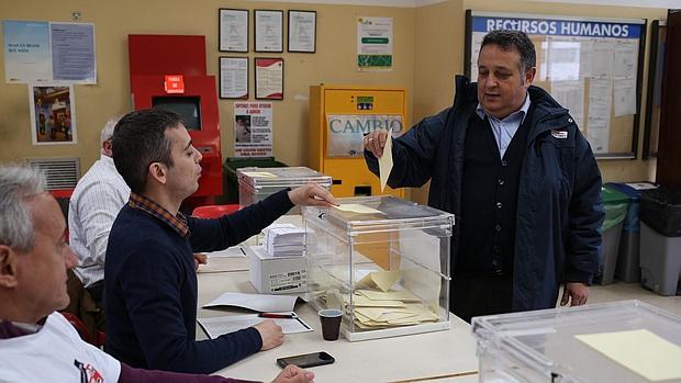 Trabajadores de la concesionaria del autobús urbano, votando en referéndum