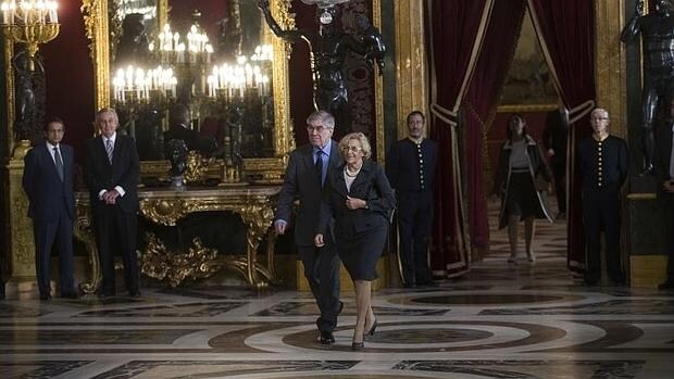 Manuela Carmena y su marido Eduardo Leira durante una recepción oficial en el Palacio Real