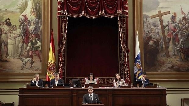 Fernando Clavijo, durante un momento del debate, este miércoles