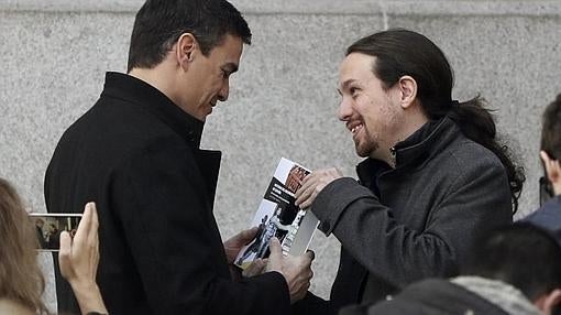 Sánchez e Iglesias escenifican su voluntad de acuerdo con un paseíllo preparado ante las cámaras