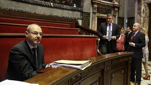 Eusebio Monzó, nuevo portavoz popular, sentado solo en la bancada antes del pleno