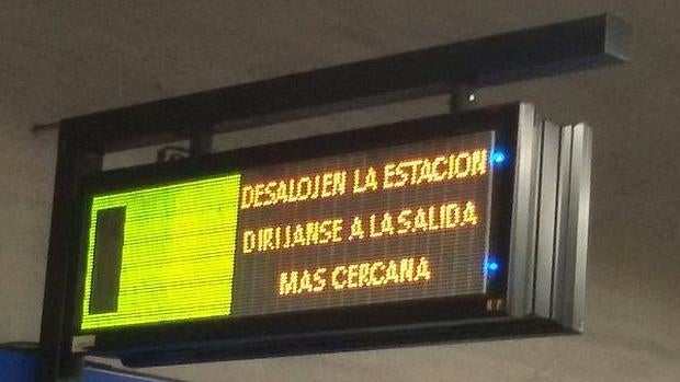 Uno de los teleindicadores del Metro, ayer, informaba del desalojo en el suburbano