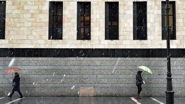 Copos de nieve en la capital vallisoletana a primera hora de esta mañana de jueves