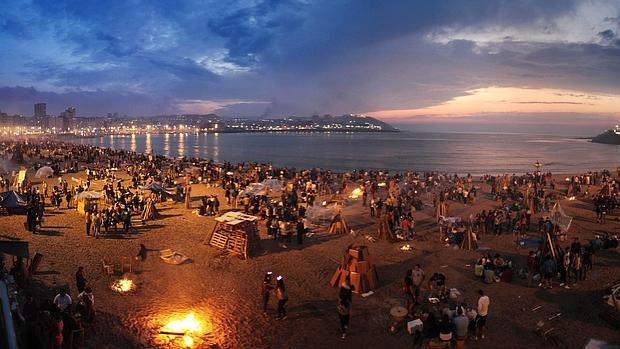 Las playas de Orzán y Riazor celebran cada 23 de junio la Noche de San Juan