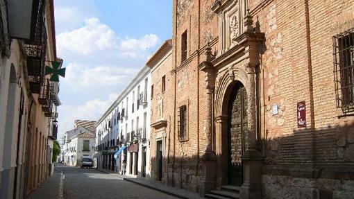 La iglesia está ubicada junto a la Plaza Mayor