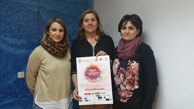 Las profesoras Ana García e Irene Fernández con Rosana Rodríguez, que sostiene un cartel del acontecimiento l