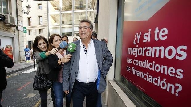 El empresario Enrique Ortiz intenta esquivar a la prensa en Alicante