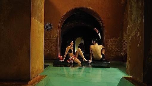 Una pareja disfruta de unos baños árabes