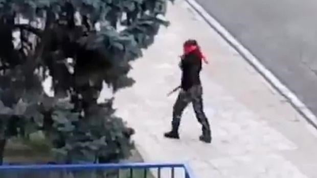 Requisan un fusil a una guardia civil que imitaba a «Rambo» en Plaza España