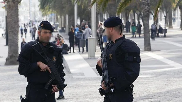Dos Mossos d'Esquadra patrullan en el centro de Barcelona