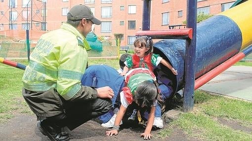 Un agente colombiando, en un parque infantil