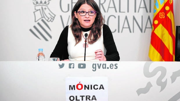 Mónica Oltra, ayer junto al cartel en el que pide acentuar bien su nombre