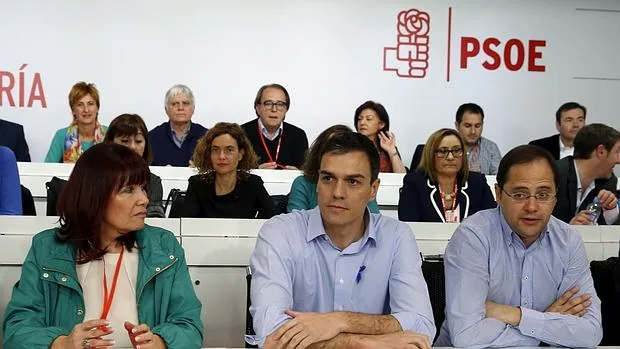 El secretario general del PSOE, Pedro Sánchez (c), junto a la presidenta, Micaela Navarro (i), y el secretario de Organización, César Luena (d), al inicio de la reunión del Comité Federal del PSOE