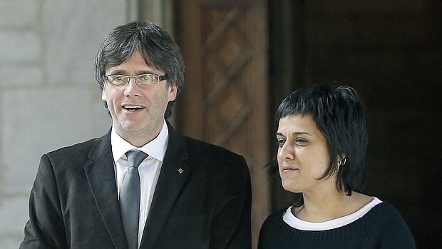 El presidente Puigdemontt junto a la diputada de la CUP, Anna Gabriel