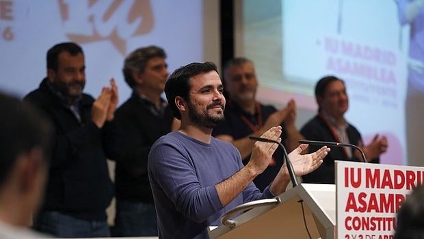 Garzón critica que PSOE y Podemos tengan ya «un ojo» en unas posibles elecciones