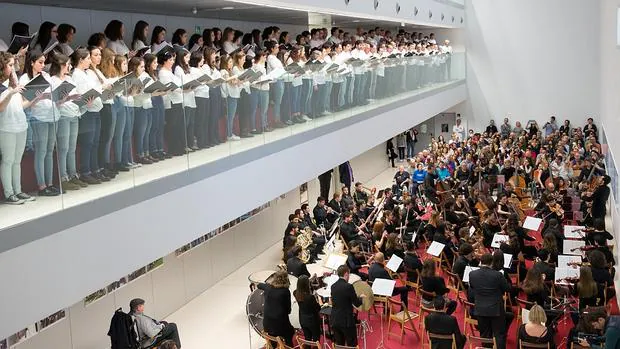 El coro y la Orquesta Académica de Madrid durante el concierto ofrecido en Parapléjicos