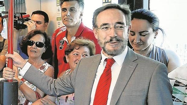 Felipe López, consejero de Fomento y Vivienda, cobra 1.344 euros al mes para pagarse casa en Sevilla