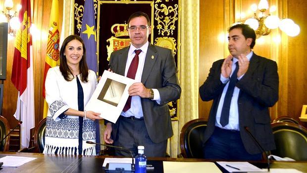 Paula Crespo recoge el galardón de manos del presidente de la Diputación, Benjamín Prieto, acompañado del diputado Javier Doménech