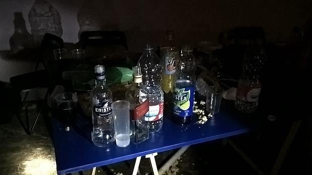 Botellas de alcohol en el interior del local donde se celebraba la fiesta ilegal