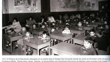 Esa es una de las imágenes que estos días han circulado sin cesar por los móviles de muchos toledanos. Una clase del colegio San Fernando en 1972, actual sala de prensa de la Diputación, con niños que hoy están a paunto de cumplir 50 años.