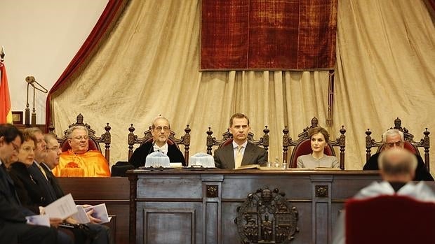 Don Felipe y Doña Letizia presiden el acto que se está celebrando en el paraninfo de la Usal
