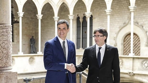 Sánchez y el presidente de la Generalitat, en la reunión que mantuvieron en Barcelona el 15 de marzo