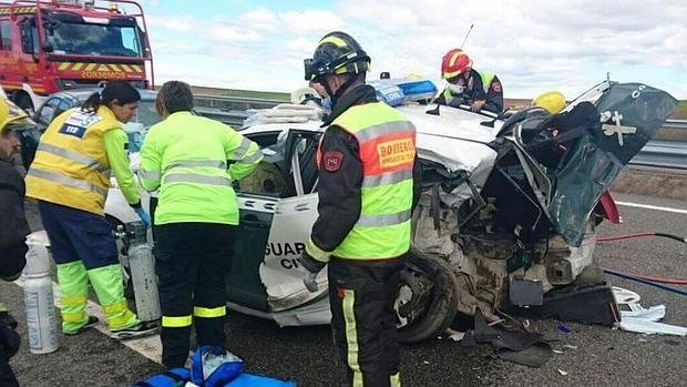 Los bomberos tuvieron que desencarcelar a los dos agentes de la Guardia Civil