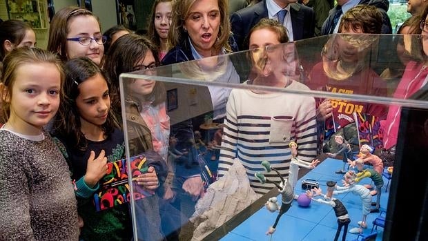 La delegada del Gobierno, María José Salgueiro, junto a un grupo de niños que han visitado la exposición