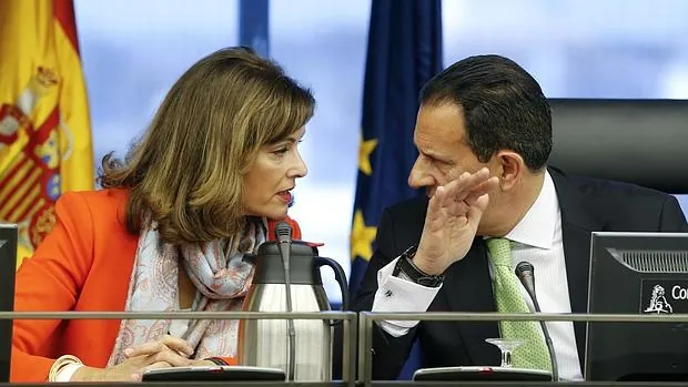 Los diputados Ana María Botella Gómez (PSOE) y Rafael Merino López (PP), en la Comisión de Interior