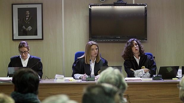 Las juezas de la sección primera de la Audiencia de Palma Rocío Martín, Samantha Romero y Eleonor Moyà