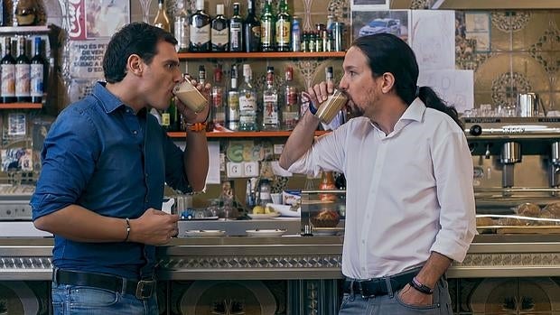 Rivera e Iglesias, en un bar de Barcelona durante un programa televisivo el pasado mes de noviembre