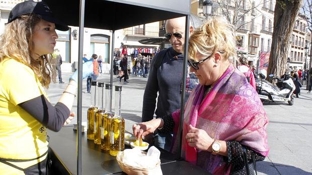 Dos viandantes degustan las distintas variedades de Aceites de Oliva