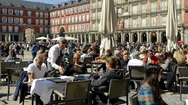 La Plaza Mayor de Madrid, a rebosar de gente, un fin de semana del pasado mes de marzo