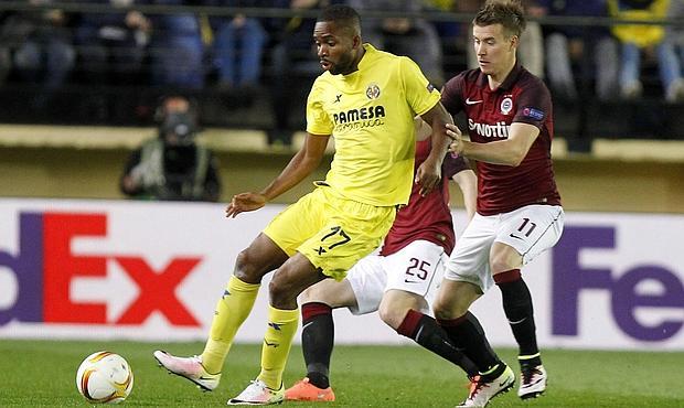 Bakambu protege el balón ante Marecek