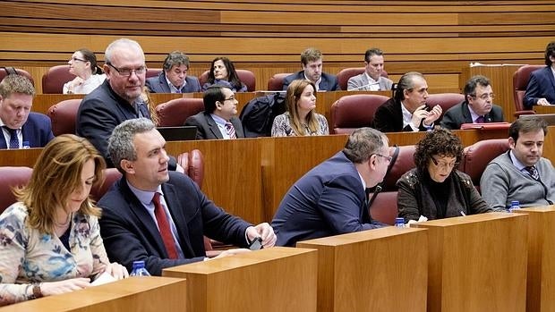 Los procuradores del Grupo Socialista, ayer durante el pleno de las Cortes