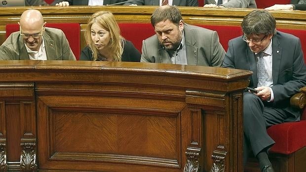 Puigdemont Junqueras, mUNTÉ Y rOMEVA, en el momento de votar en el Parlament