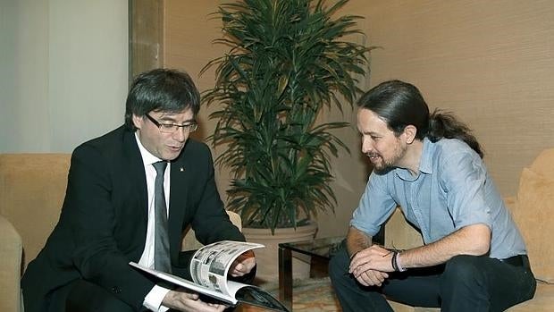 Pablo Iglesias, durante su reunión con el presidente de la Generalitat de Cataluña