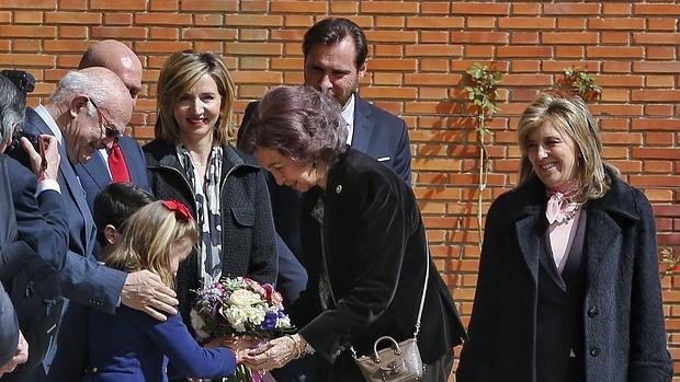 Una niña obsequia con un ramo de flores a la Reina Sofía a su llegada