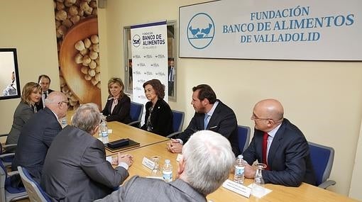 La monarca se ha reunido con los principales responsables de la entidad en Valladolid