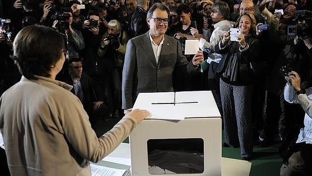 Artur Mas vota durante la consulta del 9-N