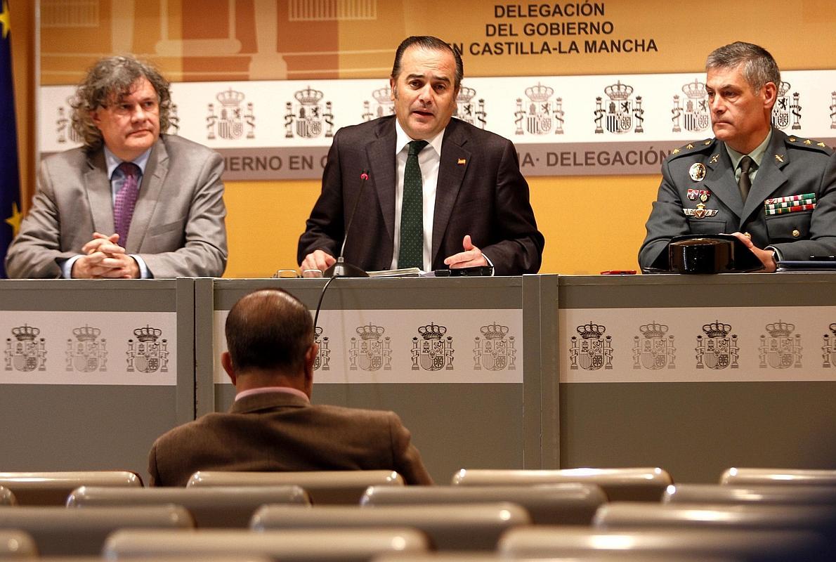 José Julián Gregorio, en el centro, durante la rueda de prensa